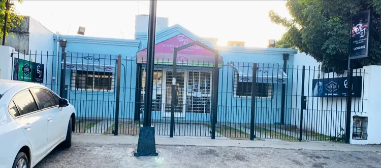 El frente celeste del hospital, detrás de la reja negra